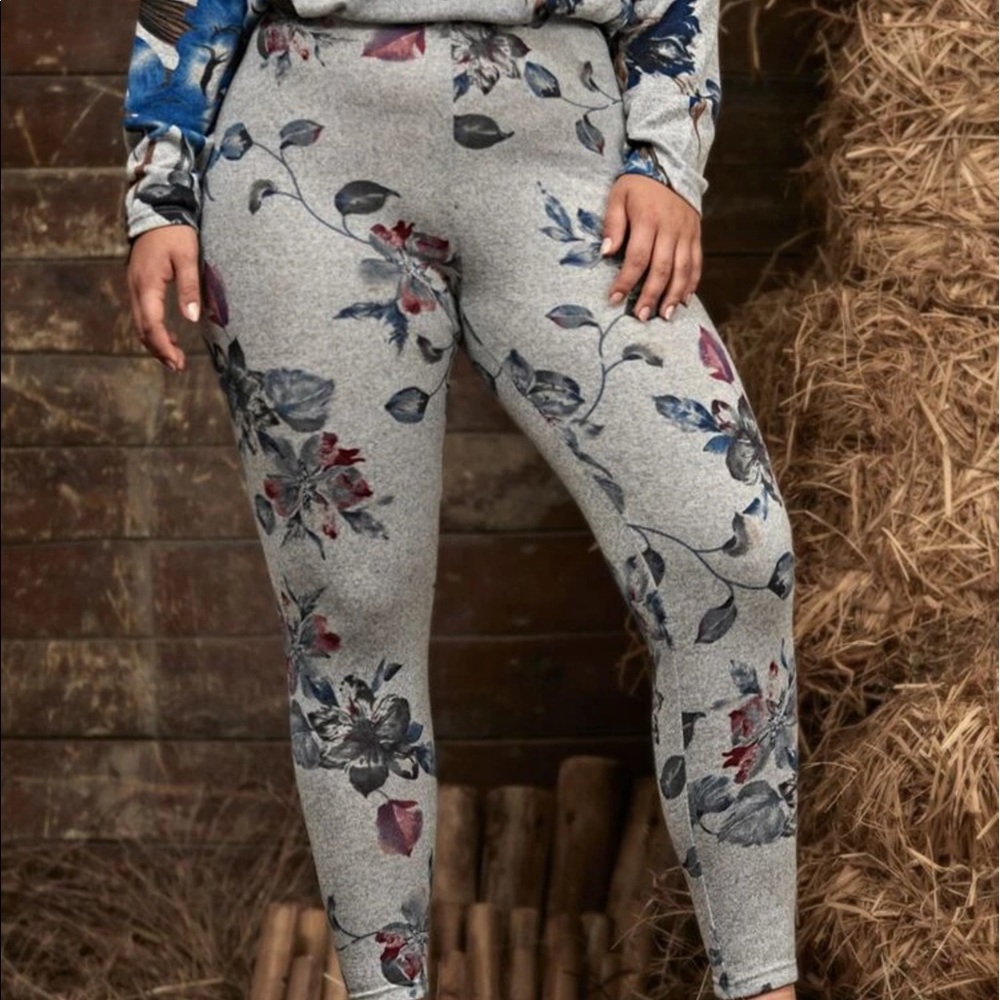 PLUS SIZE EMERY ROSE FLORAL 🌺 PRINT CROP LEGGINGS - Picture 5 of 6